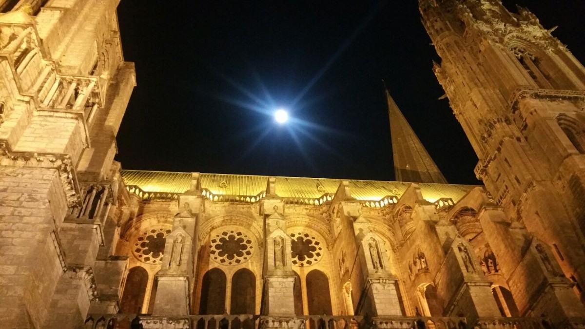 Pleine lune à la Cathédrale de Chartres